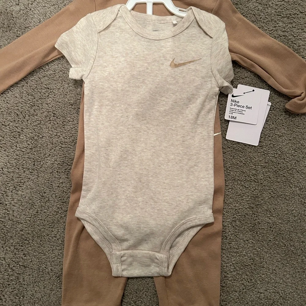 ✅ NWT Nike Baby 3-Piece Bodysuit & Pants Set 18M Hemp Neutral Tan - Picture 3 of 10